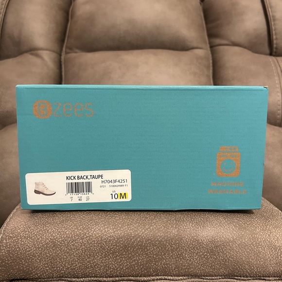 Woman’s Bzees Kick Back in Plaid Taupe! Like-new; Only wore 1x! Size 10. - Picture 6 of 7